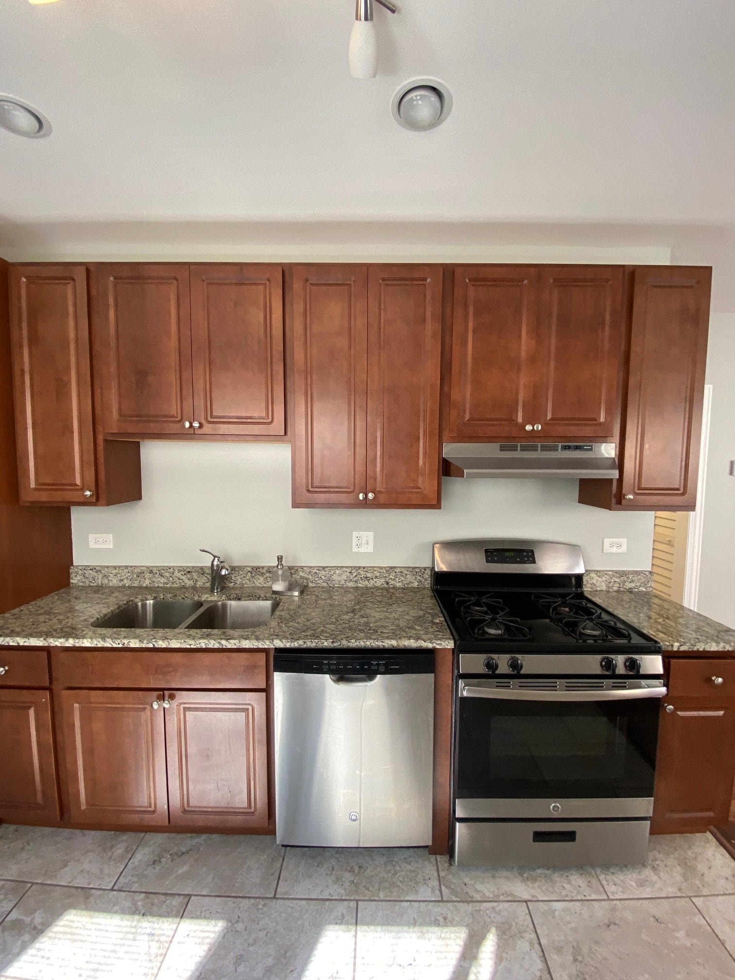 Building Photo - 5114 N Kimball Ave
