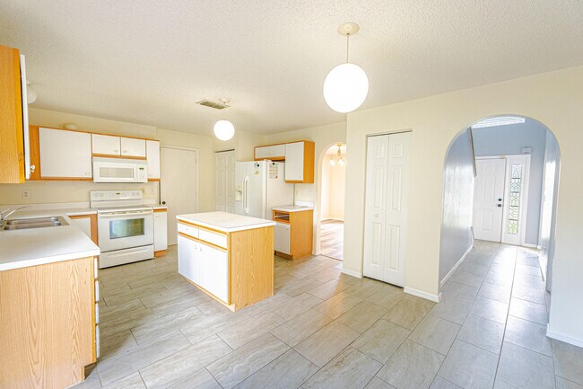 Building Photo - 167 SW Grove Ave