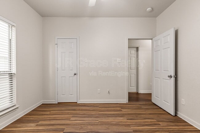 Building Photo - 2100 Breezy Dr