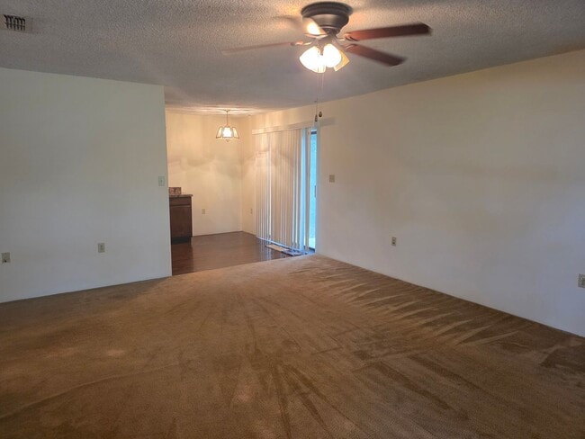 Building Photo - 660 SW Cardinal Dr