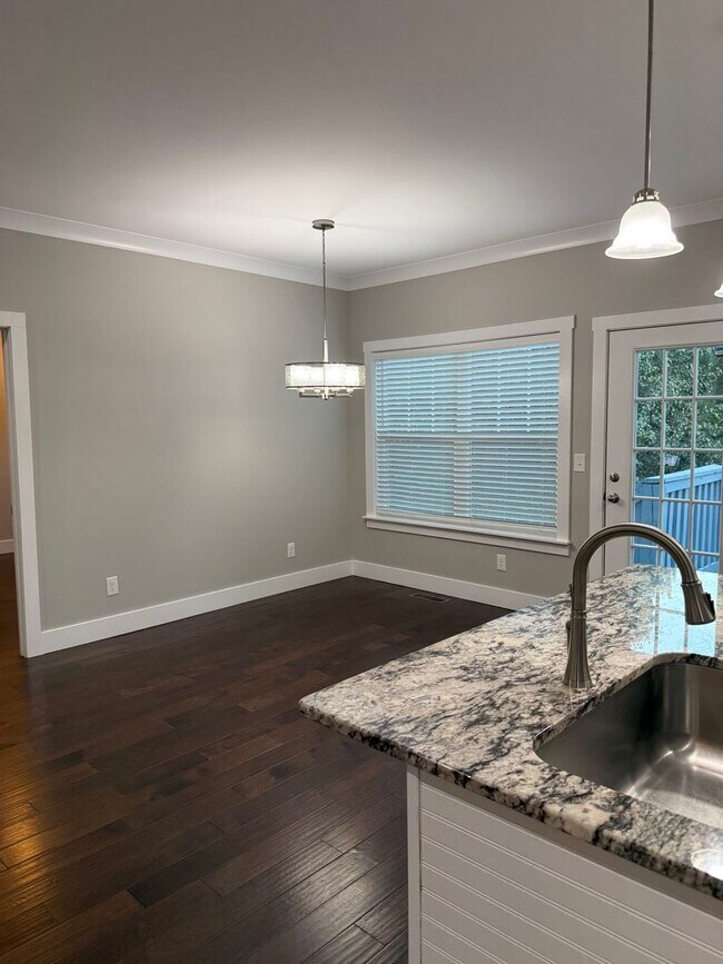 Building Photo - Spacious & Convenient!
