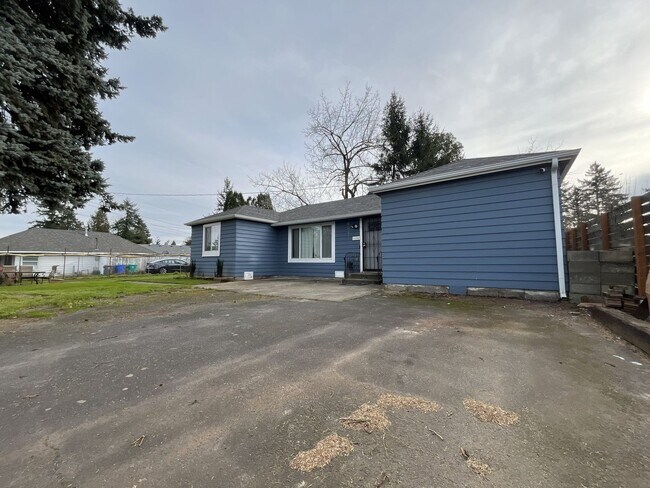 Building Photo - Updated Single-Level 3BD/2BA Home with Stainless Appliances, Expansive Yard & Flexible Layout