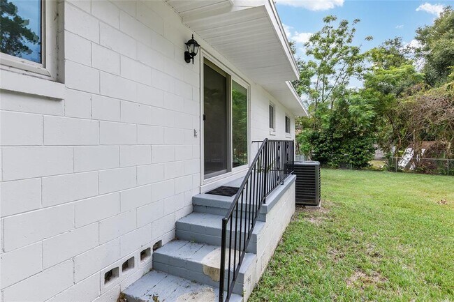 Building Photo - 1846 SE Lake Weir Ave