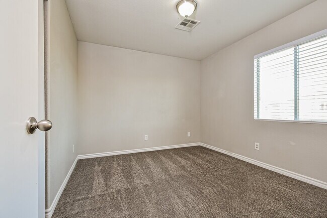 Building Photo - 1110 Cliffbrook Hedge Ave