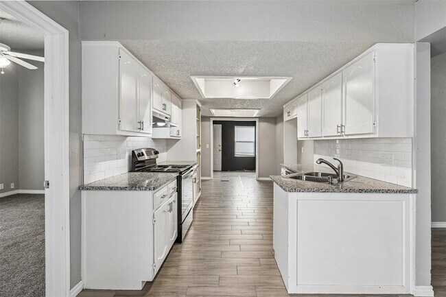 Building Photo - 217 Cypress Dr