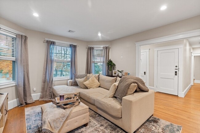 Building Photo - 14 Hood St