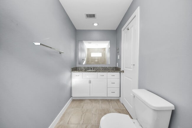 Building Photo - 618 Maple Way St