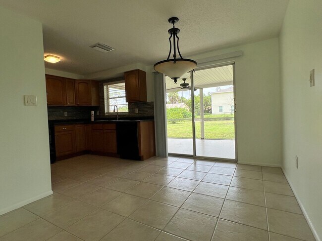 Building Photo - ** Annual ** 2 Bed / 2 Bath ** Single Fami...