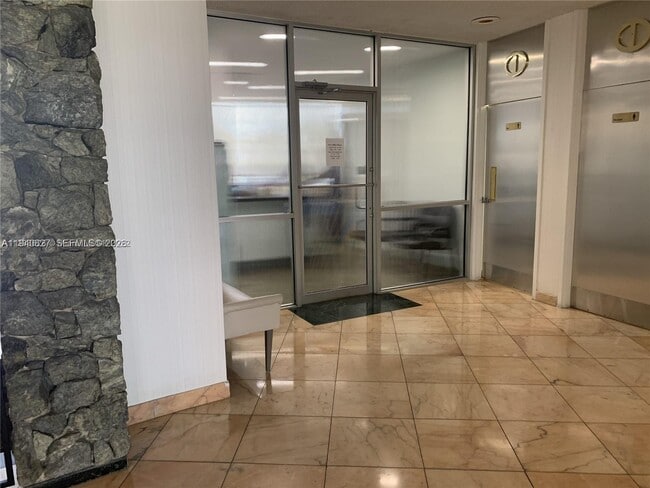 Building Photo - 900 Bay Dr