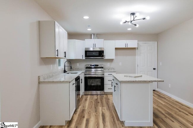 Building Photo - 405 E Hampton Ave