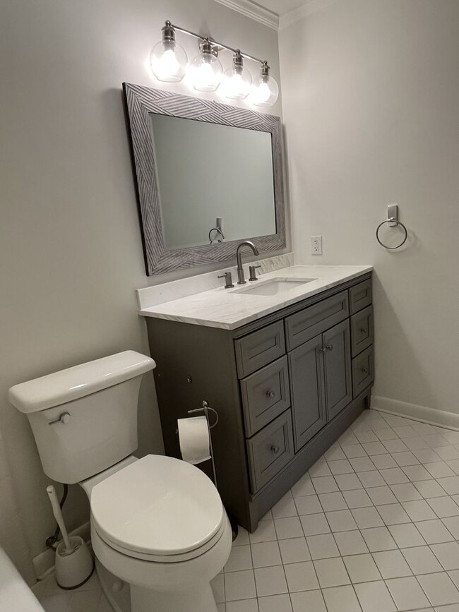 Building Photo - Updated 3 Bed Condo in Myers Park
