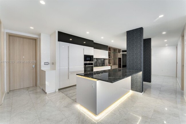 Building Photo - 1000 Brickell Plaza