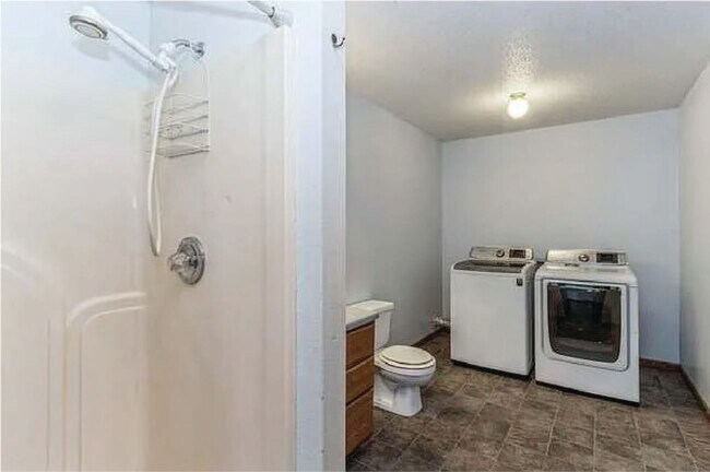 Building Photo - Spacious 3-Bed, 2-Bath Duplex with Fenced ...