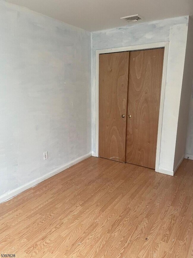 Building Photo - 743 E 18th St