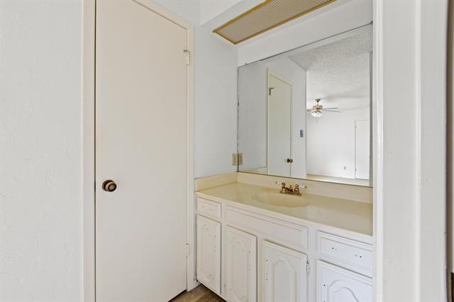 Building Photo - 2219 Greenvalley Dr