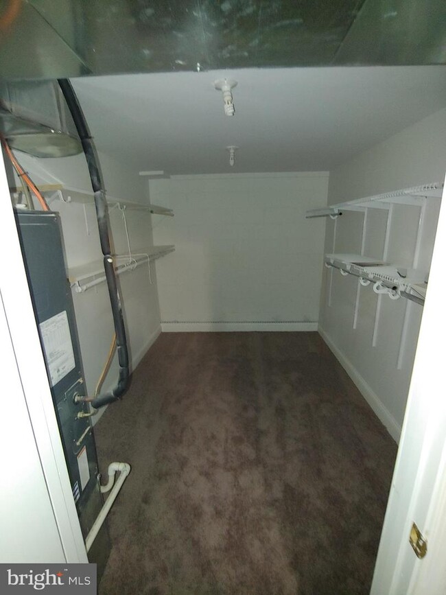 Building Photo - 8519 Roundhill Rd