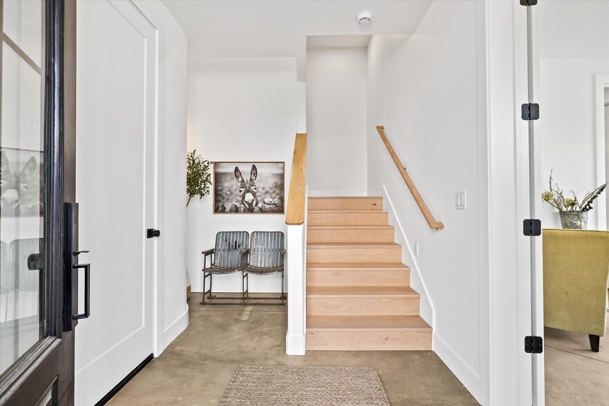 Building Photo - 614 N Avenue H Ave