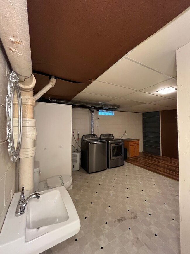 Building Photo - Beautiful 3 Bedroom Home in Normal!