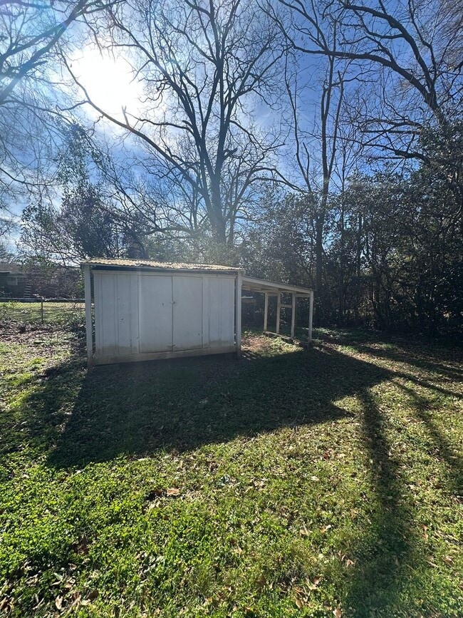 Building Photo - 3 bedroom home near Wire Park