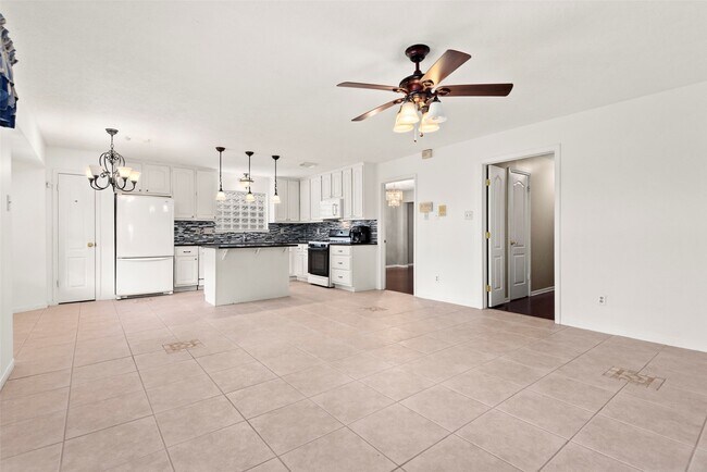 Building Photo - 2415 Parkwood Ln