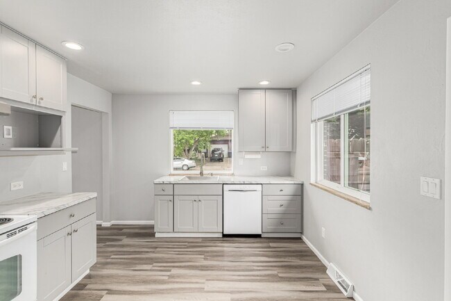 Building Photo - Lovely Two Bed one bath in Arvada for rent