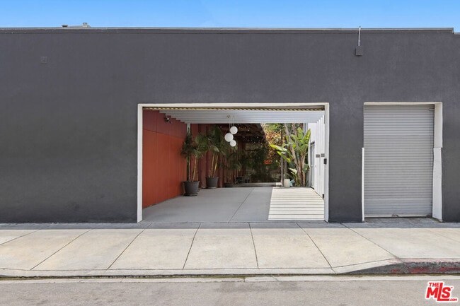 Building Photo - 718 N Figueroa St