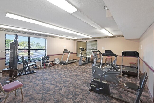 Building Photo - 7300 Lake Cir Dr
