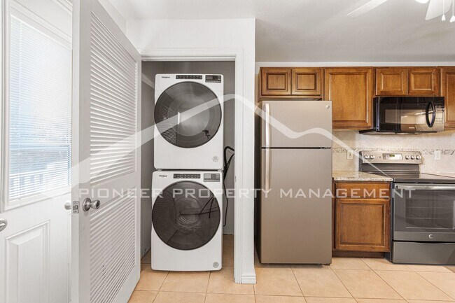 Building Photo - Charming Unit with Central AC,  Washer/Dryer, And Water, Sewer, Electric/Gas, and Trash removal I...