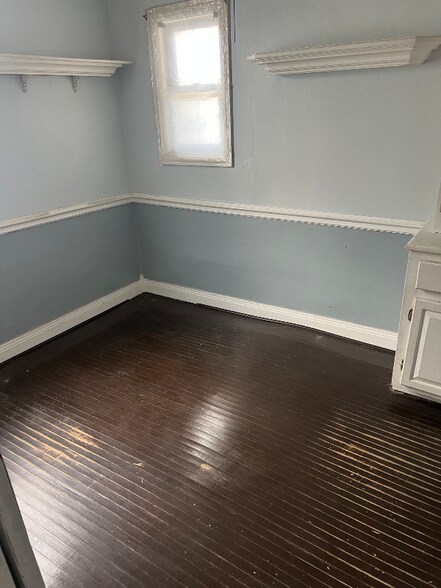 Building Photo - 644 St Charles St