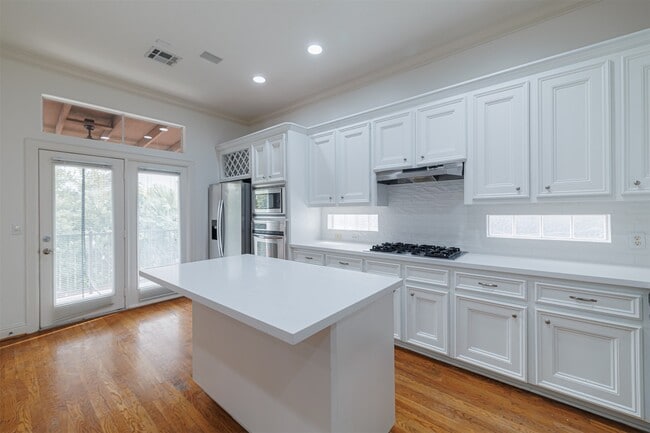 Building Photo - 702 Asbury St