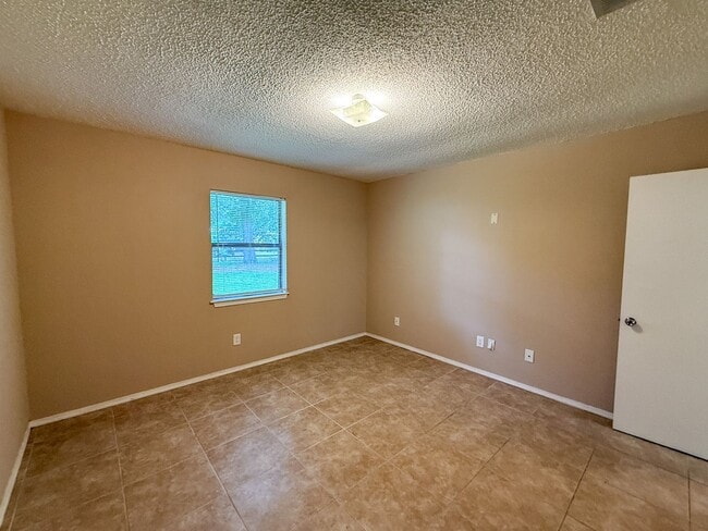 Building Photo - 2 Bedroom 1 Bath Unit for Rent - Water, Tr...