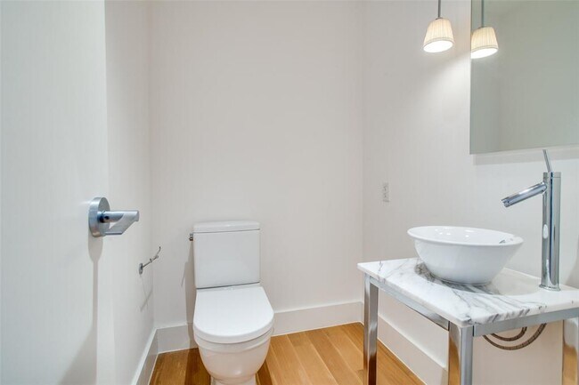 Building Photo - 2200 Victory Ave