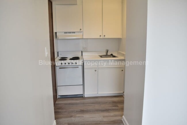 Building Photo - Five Regents - Studio w/ full kitchen, 1 prkg. (Salt Lake)