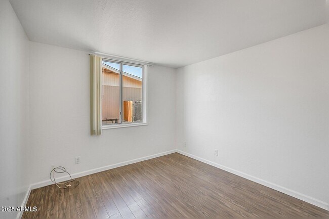 Building Photo - 1526 W Huntington Dr