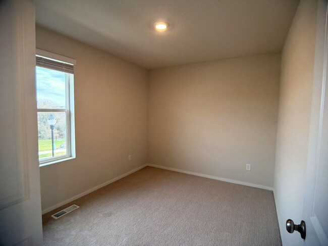 Building Photo - 2945 N 3rd Way