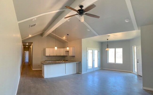 Building Photo - Beautiful Duplex!