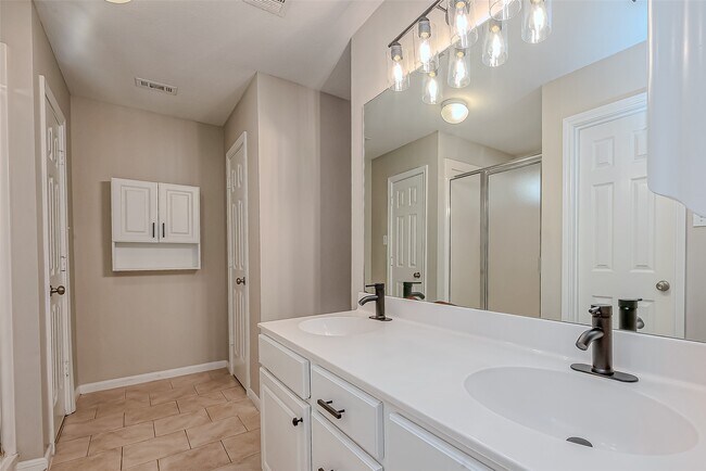 Building Photo - 7135 Woodland Oaks
