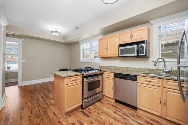 Building Photo - 518 W 45th Pl