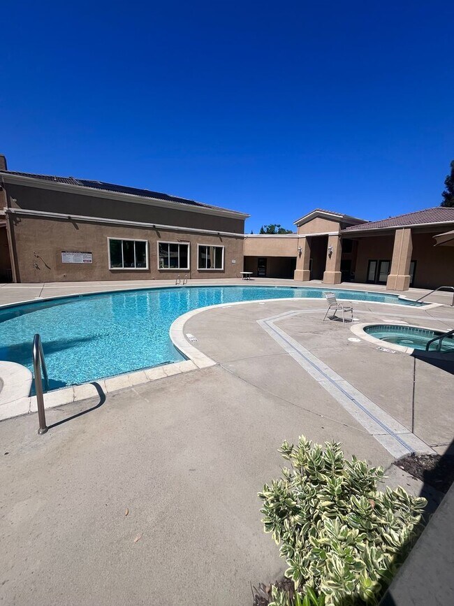 Building Photo - NICE CONDO AT THE RESERVES @ GALLERIA IN ROSEVILLE!!