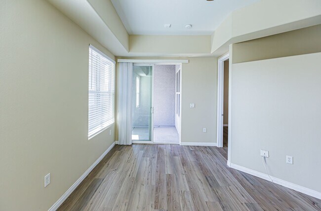 Building Photo - Top Floor 2 Bedroom Condo Located in Manha...