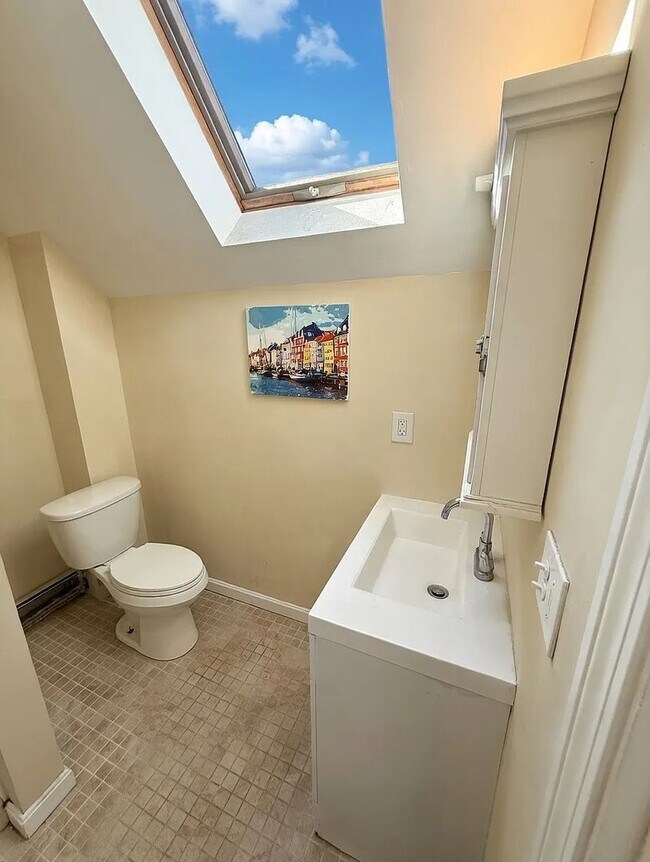 Building Photo - No Fee Single Family House with 5 Parking Spaces Included!  Laundry in Unit!