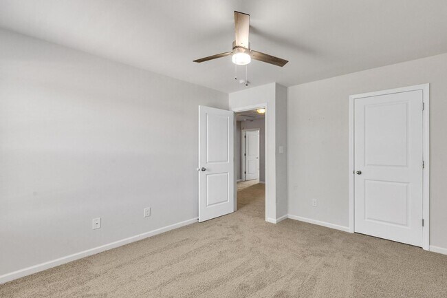 Building Photo - Updated Holly Ridge Home!