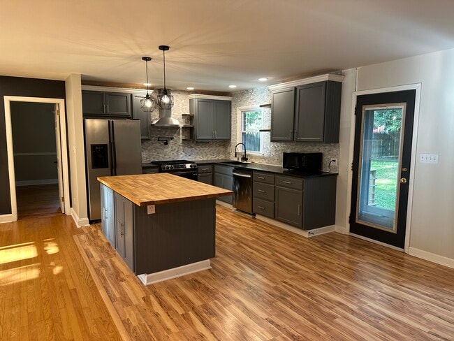 Building Photo - 3805 Colewood Dr