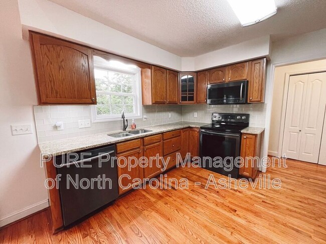 Building Photo - 6 Strawberry Ln
