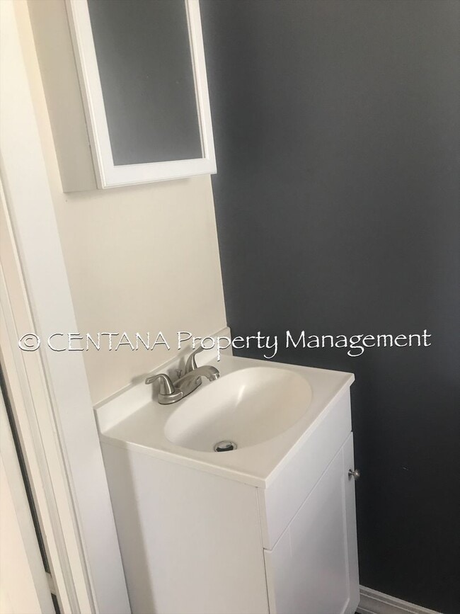 Building Photo - Small one bedroom house on the flats!