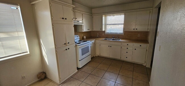 Building Photo - 2318 33rd St