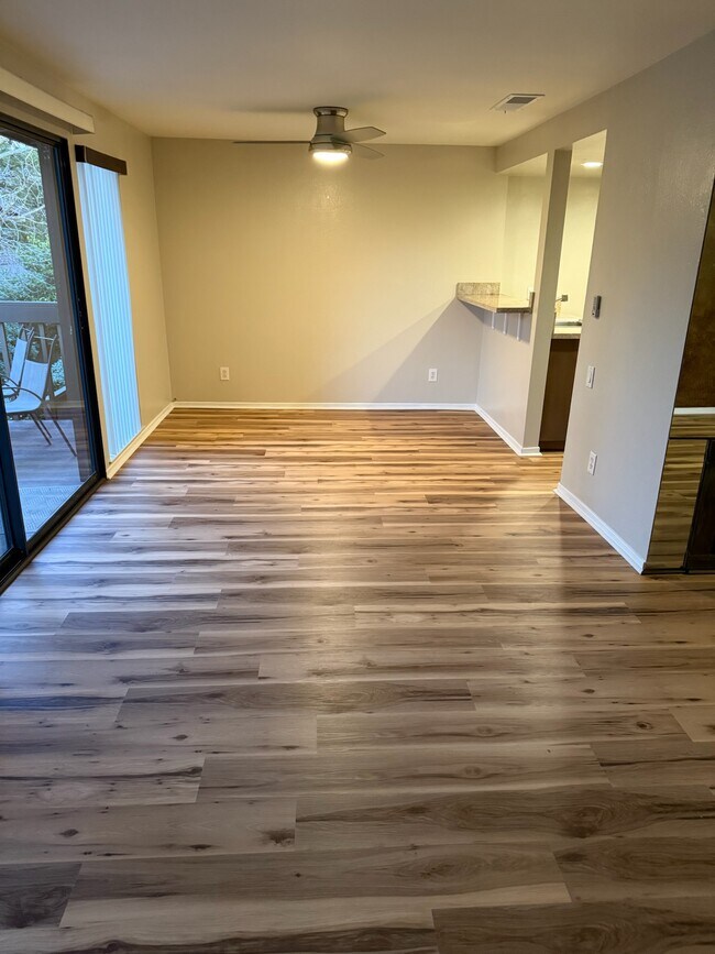 Dining area - 911 Fulton Ave