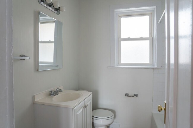 Building Photo - Albany Park - 1 Bed / 1 Bath - Dog Friendly