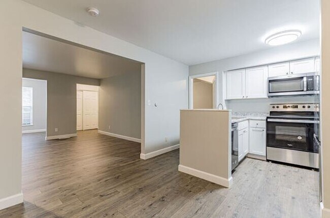 Building Photo - Two bedroom, two bath apartment with golf ...