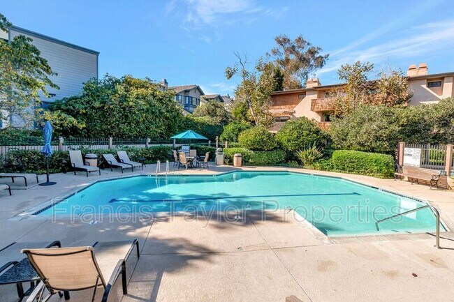 Building Photo - 8840 Villa La Jolla Dr